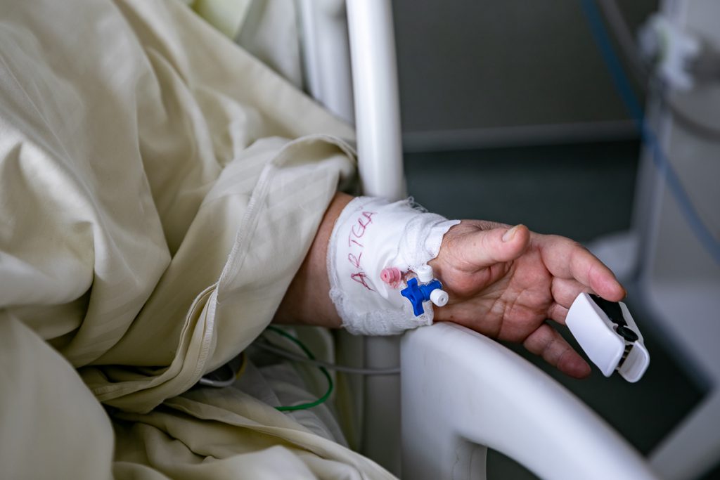 Reportaj în miezul coșmarului COVID. Medicii din ATI Oradea fac un apel disperat la compatrioții lor: „Parcă suntem două lumi”