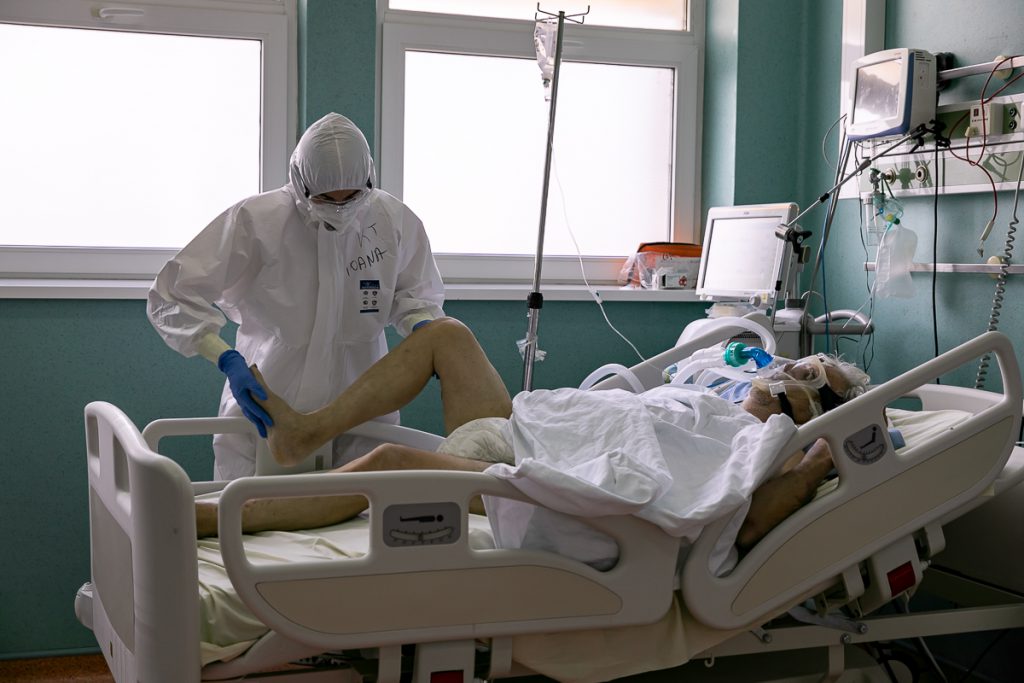 Reportaj în miezul coșmarului COVID. Medicii din ATI Oradea fac un apel disperat la compatrioții lor: „Parcă suntem două lumi”