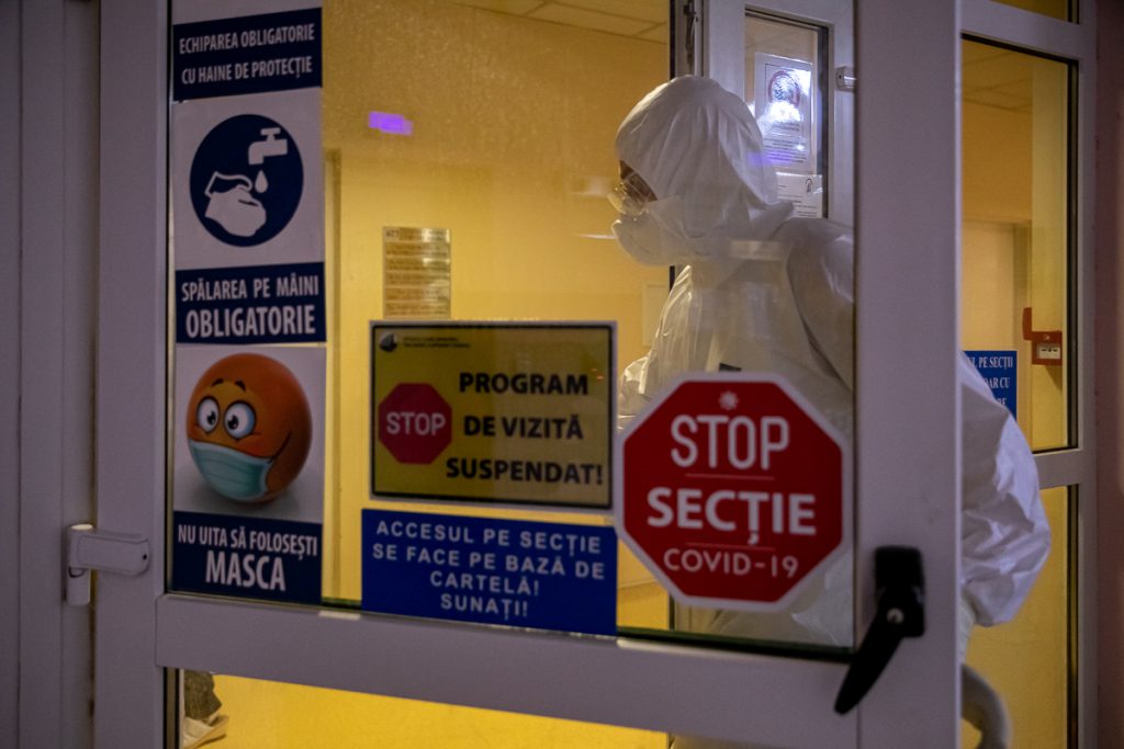 Reportaj în miezul coșmarului COVID. Medicii din ATI Oradea fac un apel disperat la compatrioții lor: „Parcă suntem două lumi”
