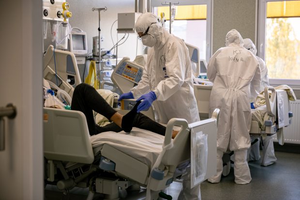 Medicii din Arad trag un semnal de alarmă: Leziuni pulmonare grave apar la tineri cu COVID care ajung târziu la spital