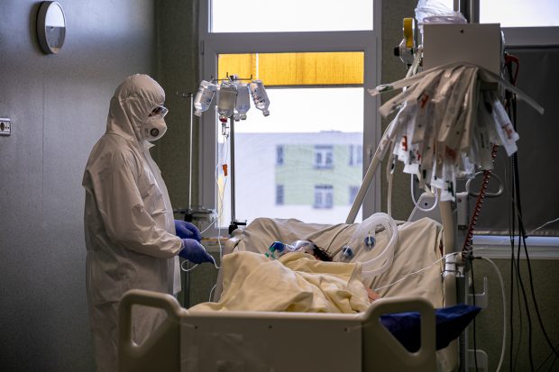 Brancardierul care ar fi deconectat o pacientă de la aparate, plasat în arest la domiciliu. E acuzat de ucidere din culpă