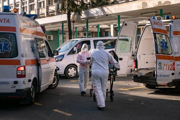 VIDEO | Scandal într-un dispensar din Timiș. Ruda unui pacient, fugărită de un medic. A intervenit poliția