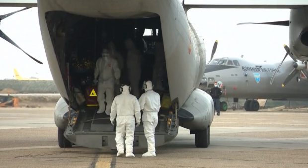Încă doi pacienţi cu COVID-19, aflaţi în stare gravă, transferaţi cu avionul militar de la Bucureşti în ţară