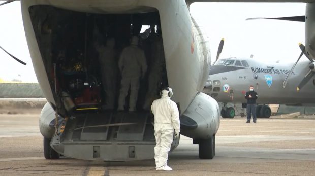 Alţi patru pacienți cu COVID-19 aflați în stare gravă, trimiși cu avionul militar din București la spitale din ţară
