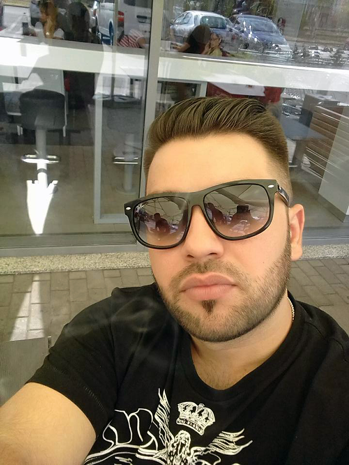 Un muzician a cumpărat pe datorie trei perechi de adidași, iar interlopii cămătari i-au cerut 10.000 de euro și l-au amenințat cu moartea, dacă nu plătește