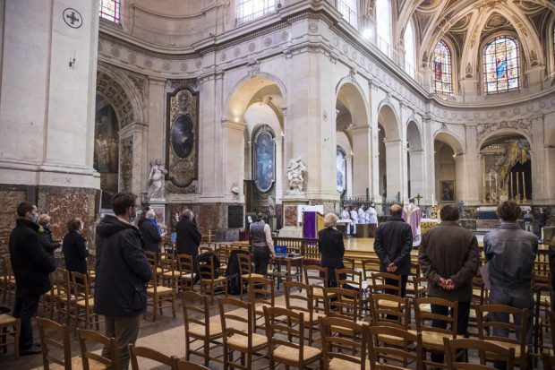 Franța trebuie să își revizuiască regulile cu privire la numărul de persoane care pot fi prezente în biserici