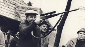 Colecție de cuțite de vânătoare a lui Nicolae Ceaușescu, scoasă la licitație. Care este prețul de pornire