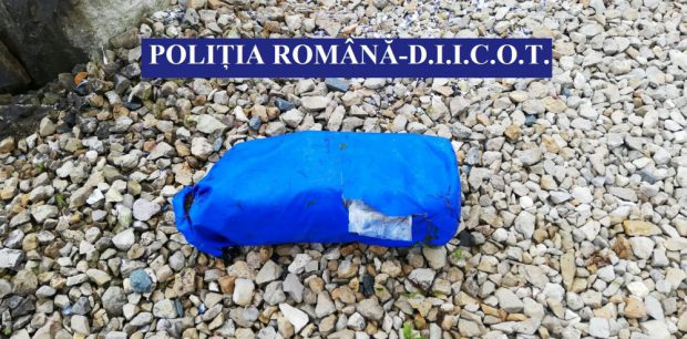 Un centru de colectare a fierului vechi, transformat într-un depozit de droguri pentru clienţii din Valea Jiului