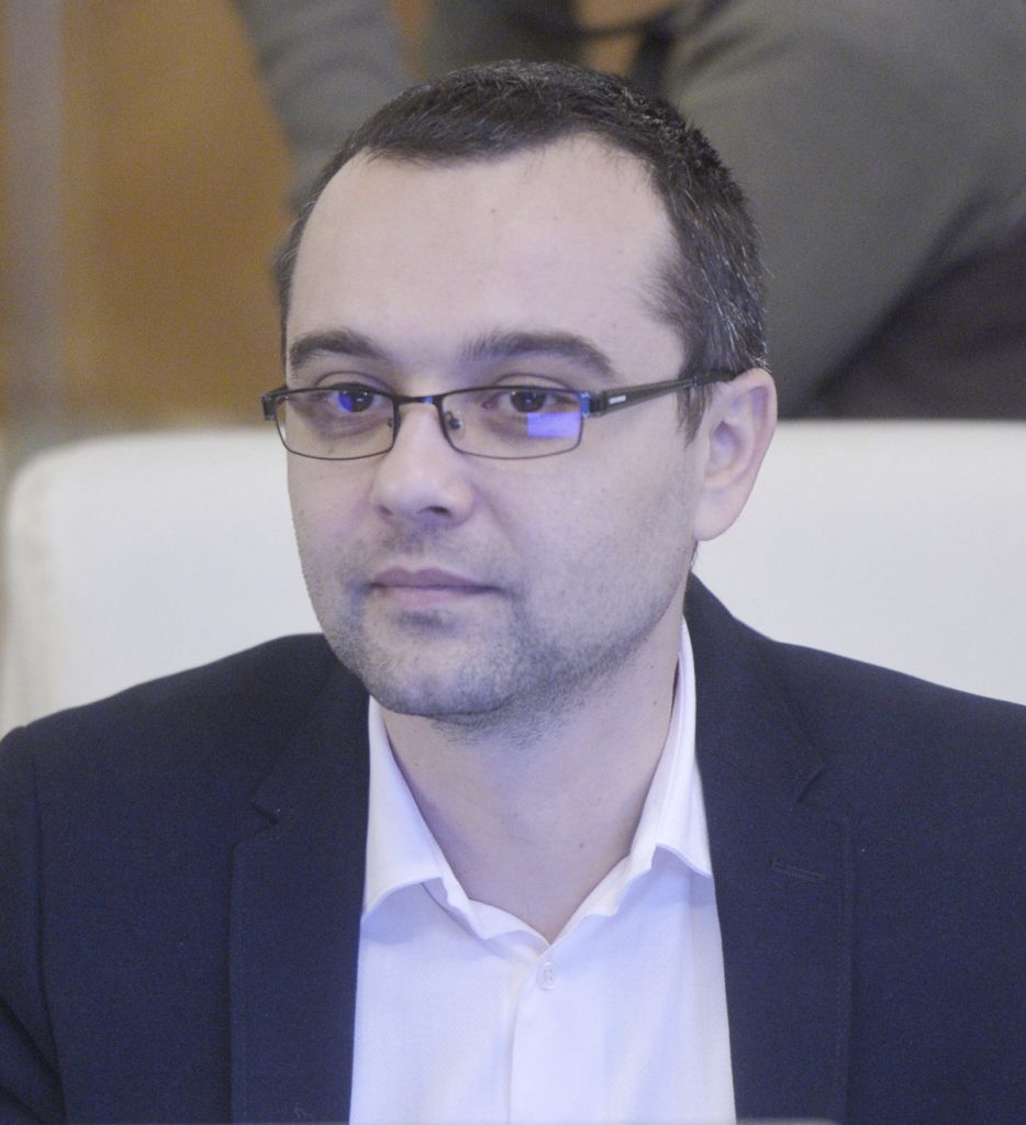 Am întrebat 10 parlamentari dacă vor face vaccinul anti-COVID. „Sunt cu COVID-ul în nas acum! Dacă vaccinul apare, îl voi folosi”