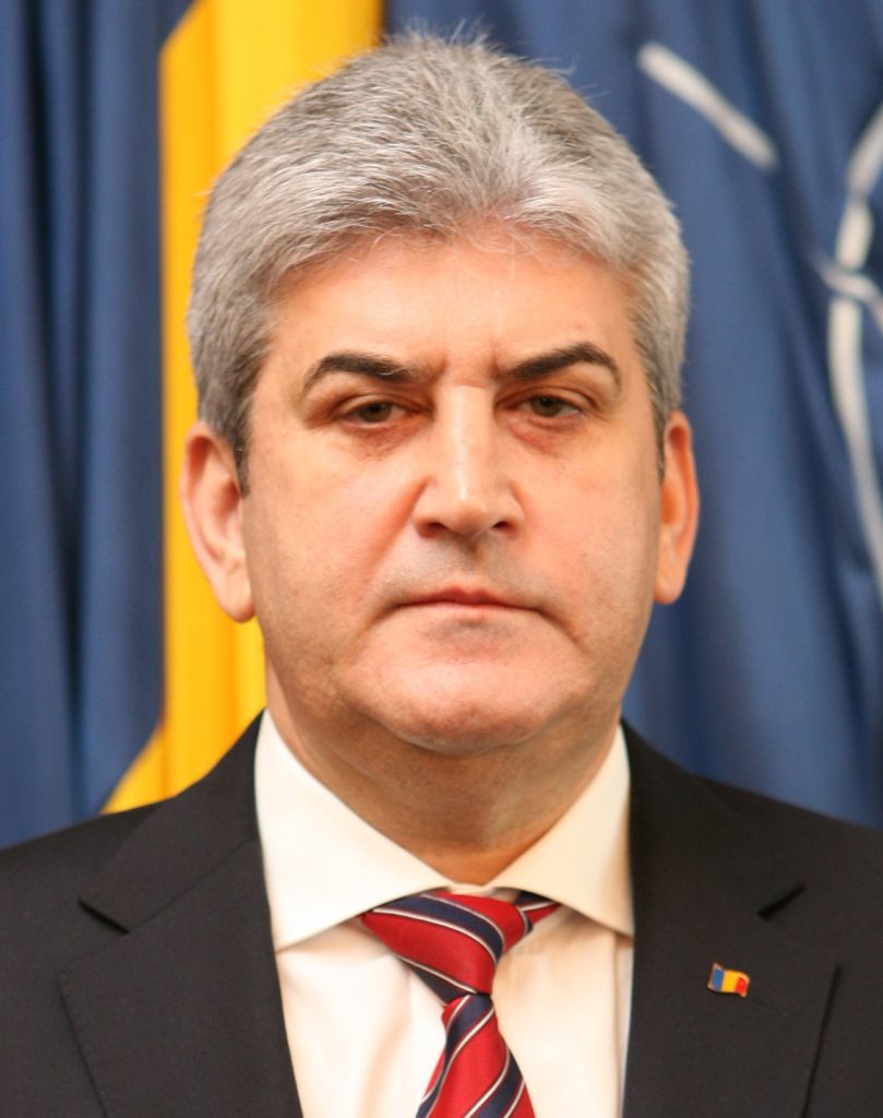 Investigați de justiție care cer voturi pentru viitorul Parlament: partidele mici au înghesuit pe liste condamnați, inculpați și urmăriți penal