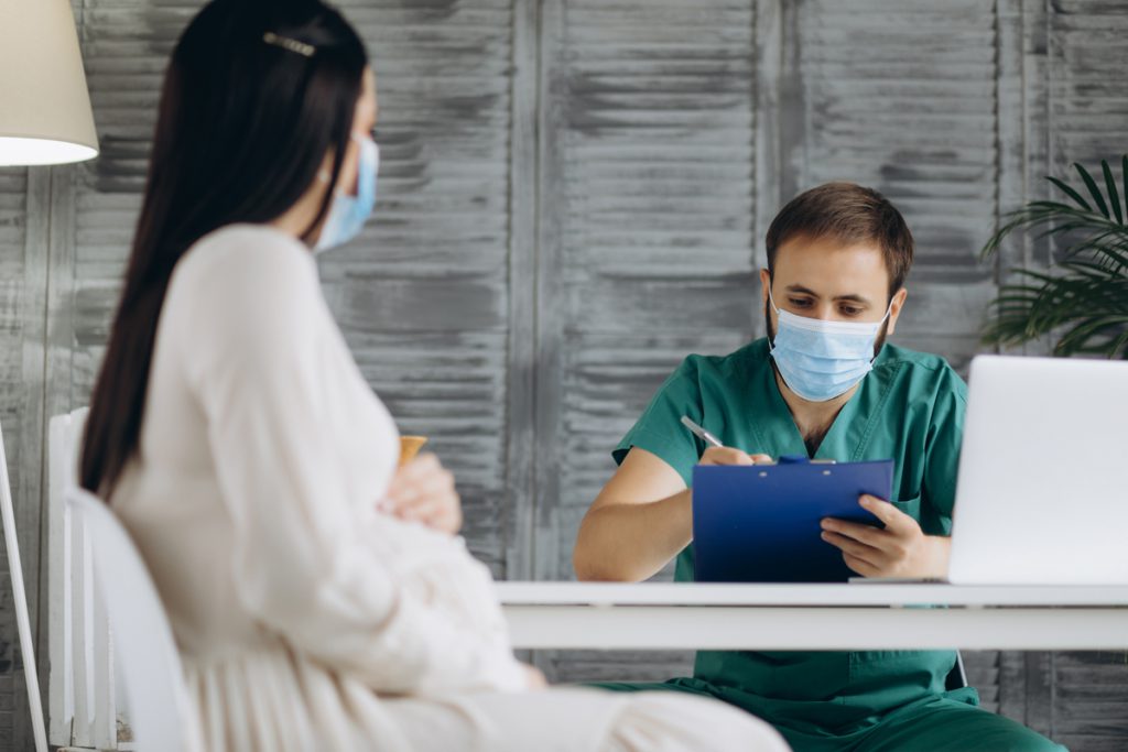 Protocolul COVID pentru ATI: minorii și femeile gravide sunt excluși de la terapia cu plasmă. Cum explică medicii