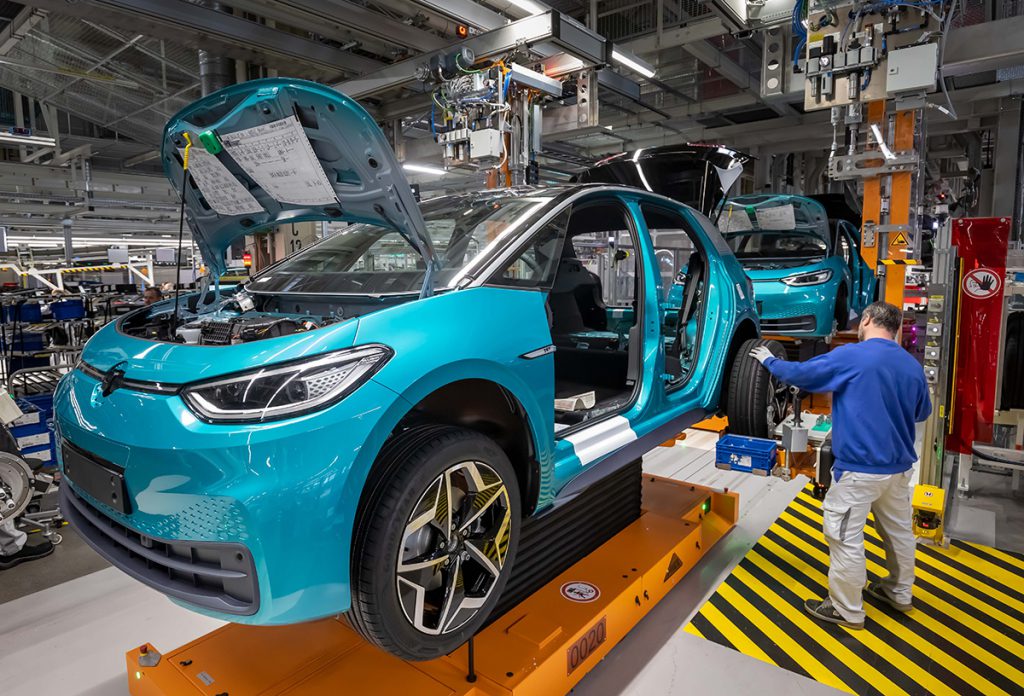 Șeful Volkswagen: Trecerea la mașini electrice este o “problemă de supraviețuire”