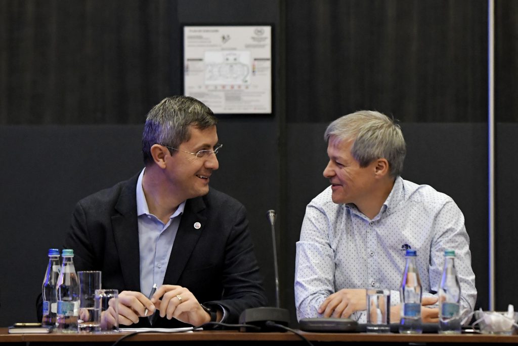 Dan Barna critică politizarea instituțiilor în mandatul PNL: „Schimbăm geaca, de pe roșu o facem galbenă”. Cum vor fi negocierile cu liberalii pentru guvern