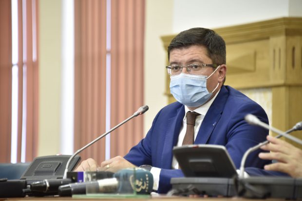 Costel Alexe, fostul ministru PNL al Mediului, acuzat de DNA că a luat mită 22 tone de tablă