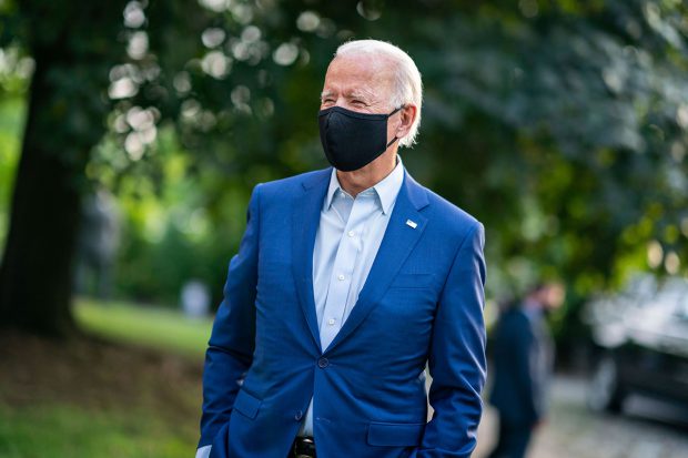 Joe Biden cere americanilor să poarte mască timp de 100 de zile și îl ia în echipa sa pe Anthony Fauci, doctorul criticat de Trump