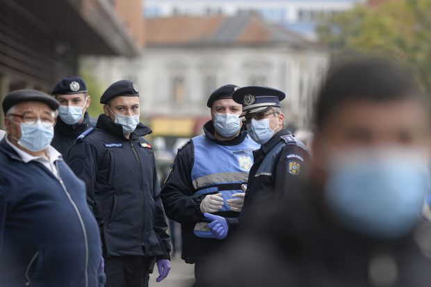 VIDEO  | Infectat cu Covid-19, un arădean a plecat în oraș în ultima zi de izolare. Ce le-a spus jandarmilor care îl așteptau la ușă