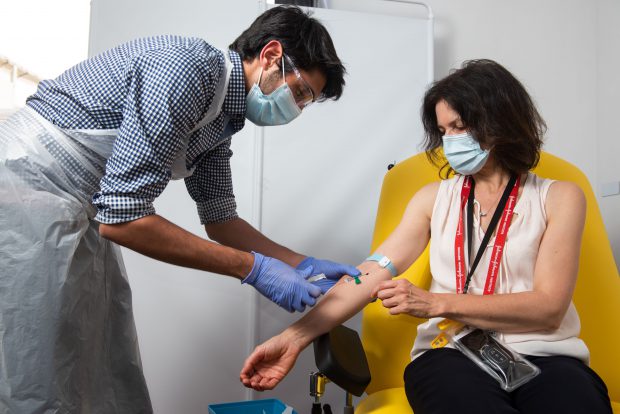 Noi detalii despre campania de vaccinare anti-COVID.  Lista angajaților din „domenii-cheie”
