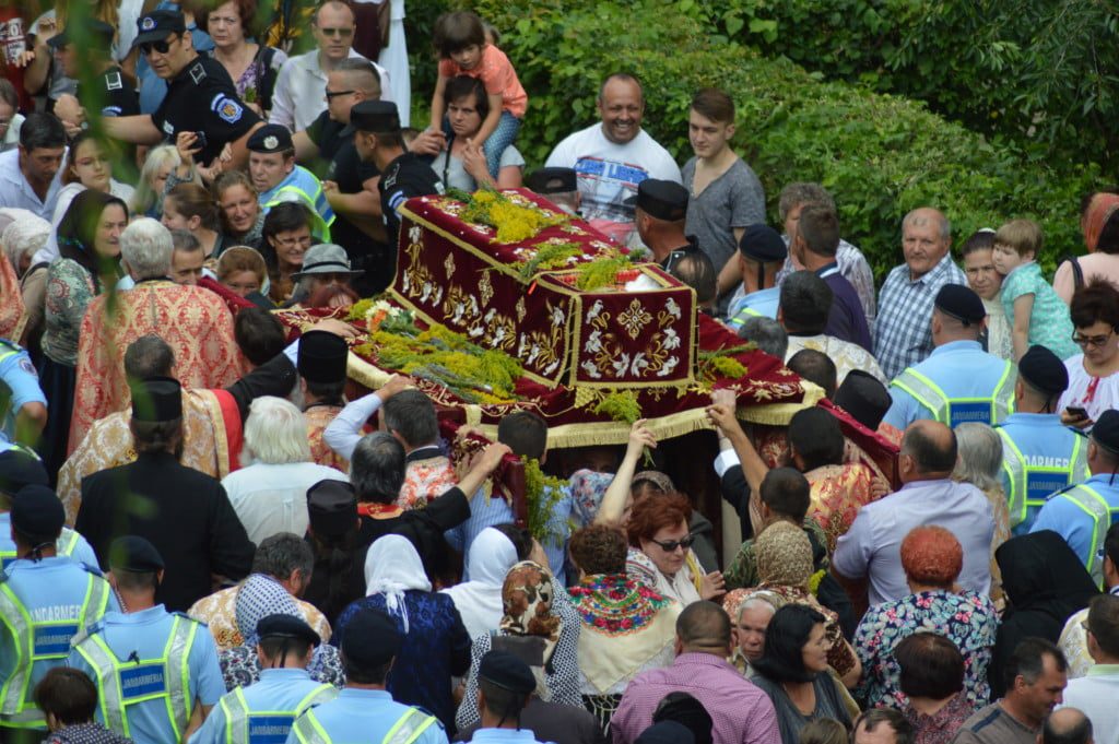 Arhiepiscopia Sucevei scoate moaștele Sf. Ioan cel Nou pe străzi. „Cei care credem în Dumnezeu ne rugăm să ridice această molimă”