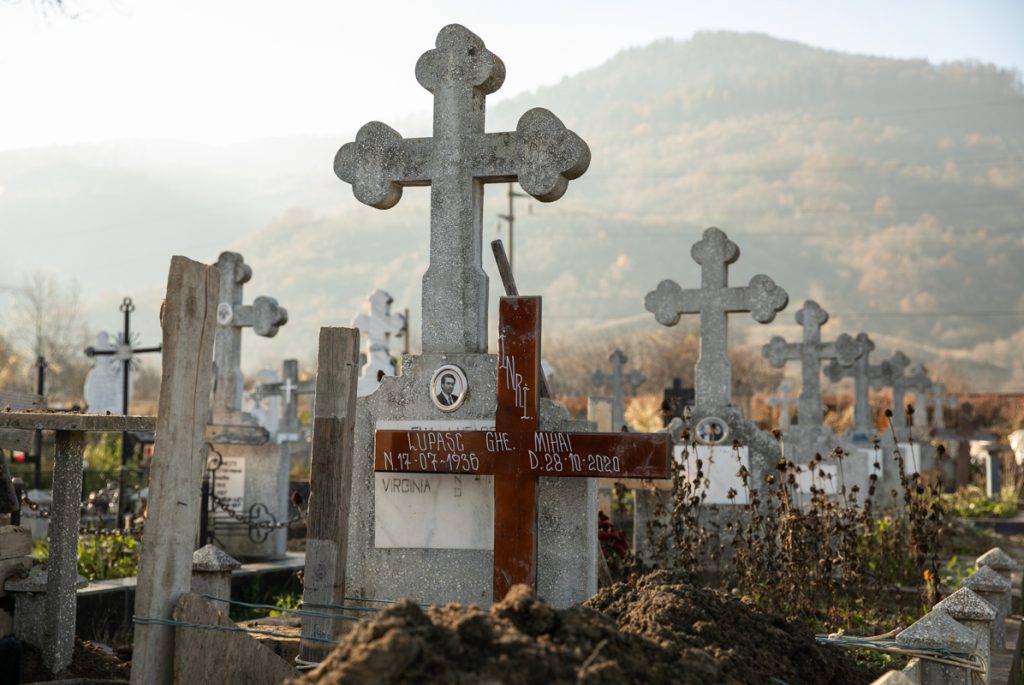 Una dintre victimele incendiului de la SJU Piatra Neamţ îşi pierduse, acum două săptămâni, soţul. Fiul femeii: „Mama se ruga să nu moară înaintea lui tata”