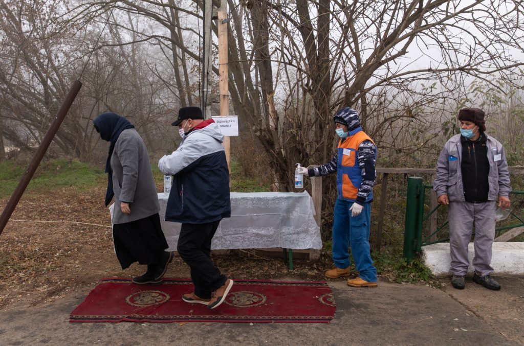 REPORTAJ. Câteva zeci de oameni de Sf. Andrei. Încă o sărbătoare religioasă a servit drept exerciţiu de imagine şi pentru Biserică, şi pentru Poliţia Română
