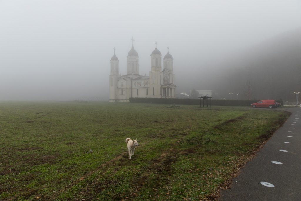 REPORTAJ. Câteva zeci de oameni de Sf. Andrei. Încă o sărbătoare religioasă a servit drept exerciţiu de imagine şi pentru Biserică, şi pentru Poliţia Română