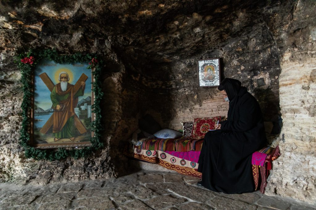 REPORTAJ. Câteva zeci de oameni de Sf. Andrei. Încă o sărbătoare religioasă a servit drept exerciţiu de imagine şi pentru Biserică, şi pentru Poliţia Română