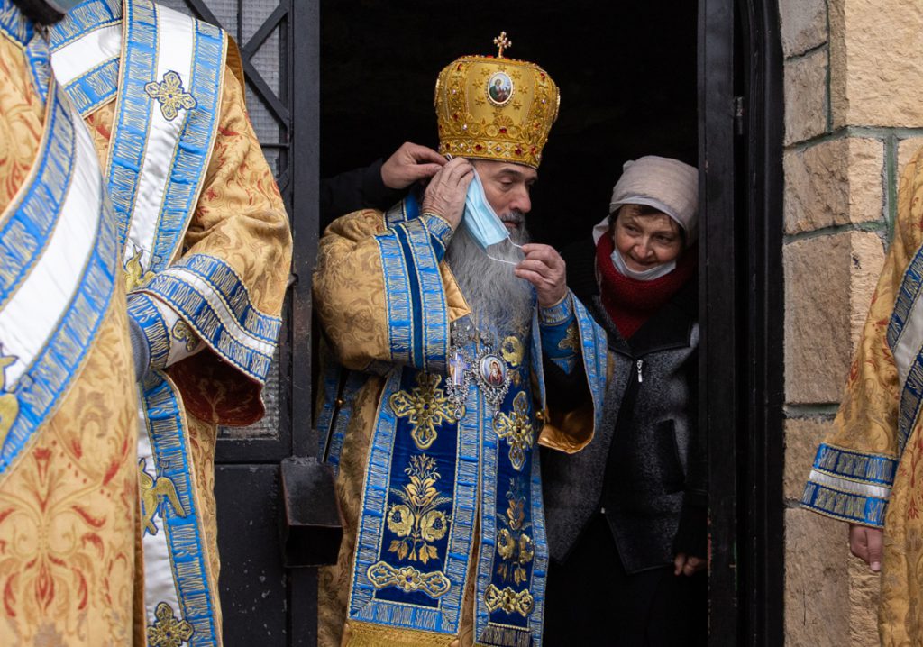 REPORTAJ. Câteva zeci de oameni de Sf. Andrei. Încă o sărbătoare religioasă a servit drept exerciţiu de imagine şi pentru Biserică, şi pentru Poliţia Română