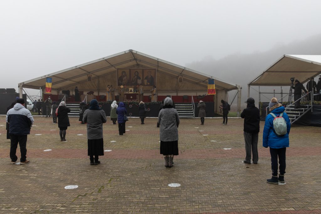 REPORTAJ. Câteva zeci de oameni de Sf. Andrei. Încă o sărbătoare religioasă a servit drept exerciţiu de imagine şi pentru Biserică, şi pentru Poliţia Română