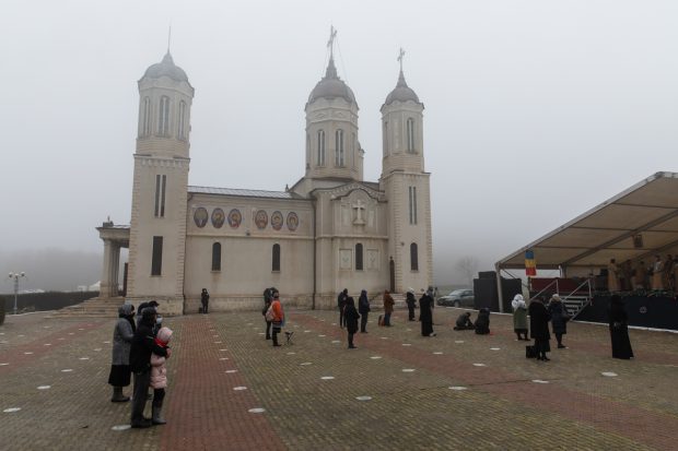 REPORTAJ. Câteva zeci de oameni de Sf. Andrei. Încă o sărbătoare religioasă a servit drept exerciţiu de imagine şi pentru Biserică, şi pentru Poliţia Română