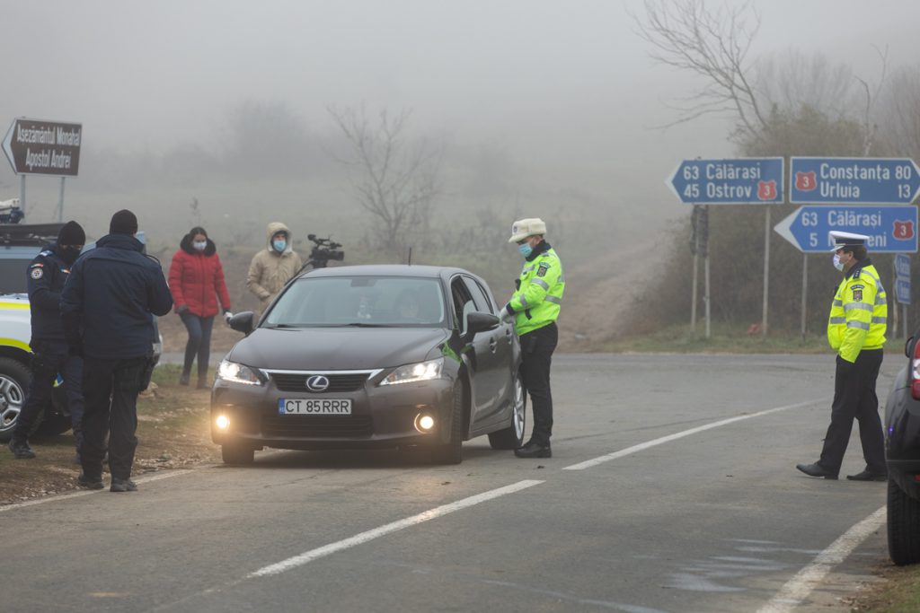 REPORTAJ. Câteva zeci de oameni de Sf. Andrei. Încă o sărbătoare religioasă a servit drept exerciţiu de imagine şi pentru Biserică, şi pentru Poliţia Română