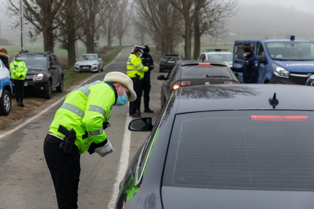 Peste 130 de jandarmi și polițiști, mobilizați pentru manifestările religioase care au loc azi, la Mănăstirea Peștera Sfântului Andrei, din județul Constanța