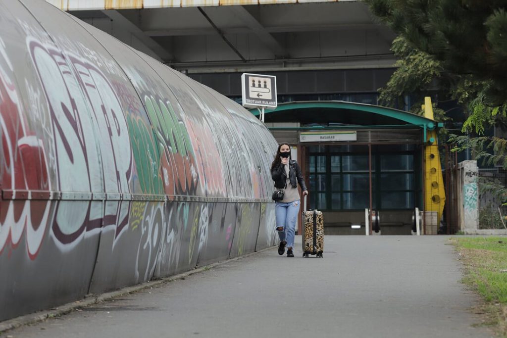 Trotuarul rulant care face legătura între Gara de Nord și Gara Basarab este complet distrus, iar călătorii sunt nevoiți să-l ocolească. Foto: Vlad Chirea / Libertatea