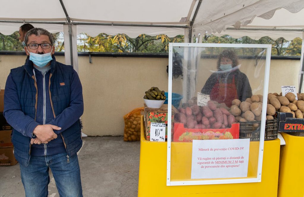 Vasile Bratu și soția sa, în Piața Valea Ialomiței. „Nu știu cât vom suporta frigul”. Foto: Vlad Chirea / Libertatea