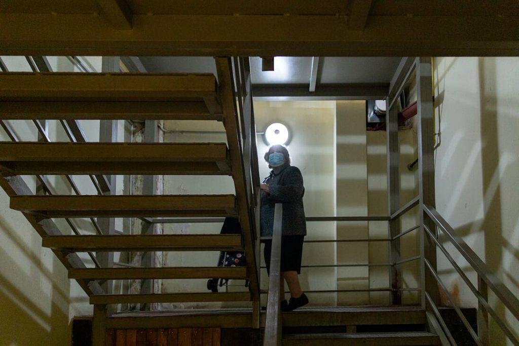 Clienții fie au uitat de existența liftului care duce la etaj, fie au teamă de el. Foto: Vlad Chirea / Libertatea