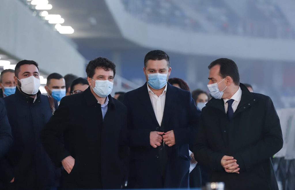 La inaugurarea stadionului Steaua, alături de premierul Ludovic Orban (dreapta) și primarul Sectorului 6, Ciprian Ciucu (centru). „Întâi munca și apoi distracția”, spunea Nicușor Dan. Foto: Vlad Chirea
