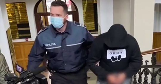 Mamă pe moarte, la Cluj, iubitul a înjunghiat-o de 9 ori, furios că tânăra de 21 de ani n-a oprit-o pe fetița ei din plâns