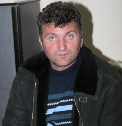 VIDEO | Un fost primar l-a lovit pe fiul unui consilier, deoarece înregistra ședința. „Te calc în picioare dacă mă mai filmezi!”
