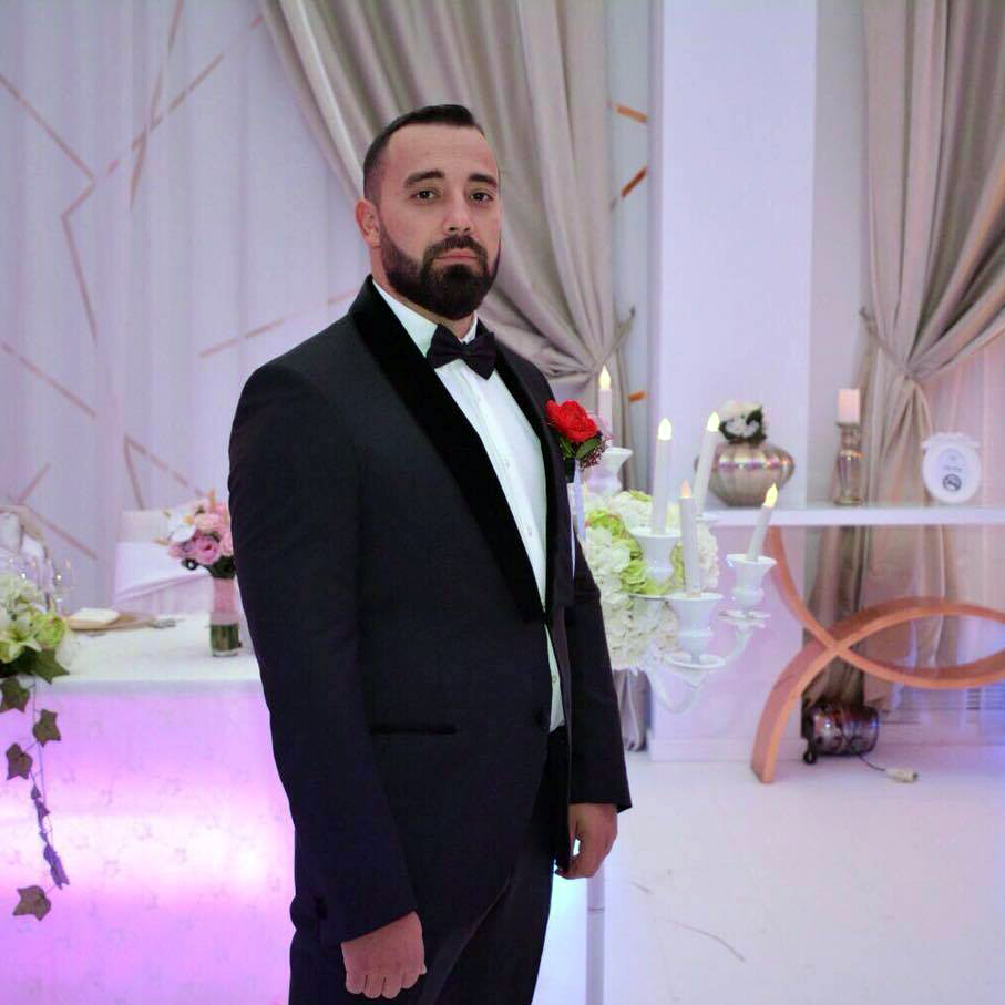 Un muzician a cumpărat pe datorie trei perechi de adidași, iar interlopii cămătari i-au cerut 10.000 de euro și l-au amenințat cu moartea, dacă nu plătește