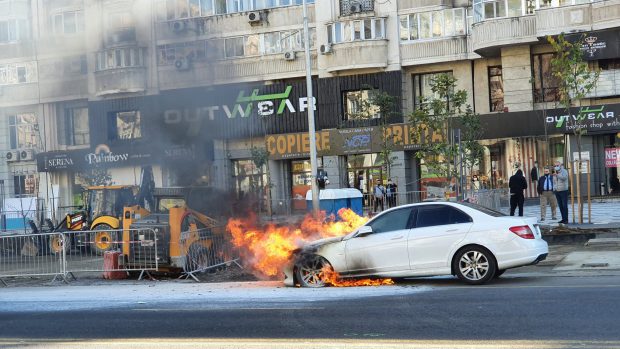 VIDEO / Un Mercedes a luat foc pe bulevardul Decebal din București