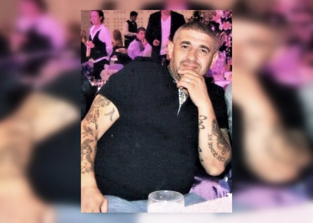 În lumea subterană nimic nu este ceea ce pare. Interlopul s-a tăiat cu cuțitul din mâna rivalului său!