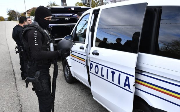 Femeie din Vrancea, filmată în timp ce este bătută de cei doi copii. Bărbatul care a instigat la violență s-a ales cu dosar penal