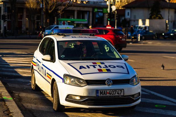 VIDEO | Polițiștii din București au plecat în căutarea unei persoane sechestrate și au dat de o petrecere cu zeci de invitați. Patronul localului s-a ales cu dosar penal