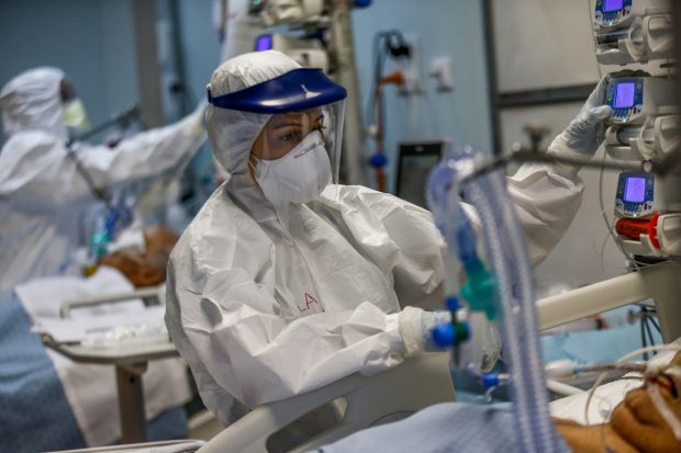 Italia a ajuns la cel mai mare număr de decese COVID din Europa