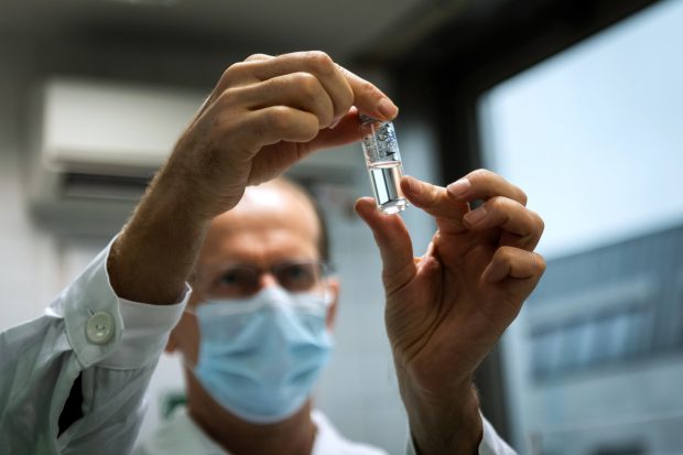 Hackeri plătiți de ”statele ostile”, acuzați că încearcă să fure secretele vaccinului anti-COVID