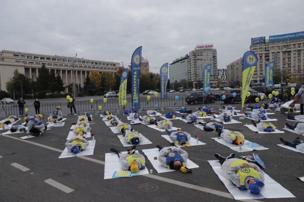 Le Monde scrie despre scrutinul organizat în „pe fondul pandemiei și mizeriei din spitale”. „România redescoperă starea înfricoșătoare în care se află unele spitale”