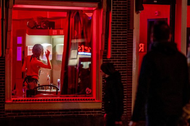 Amsterdamul va reloca bordelurile din centrul orașului pentru a schimba profilul turiştilor