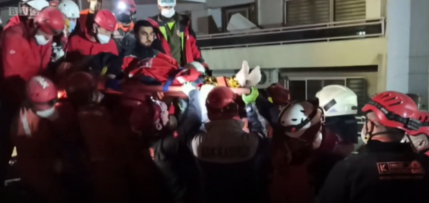 VIDEO | Un bărbat de 70 de ani, salvat de sub dărâmături la 33 de ore după seismul care a zguduit Turcia: „Nu mi-am pierdut niciodată speranța”