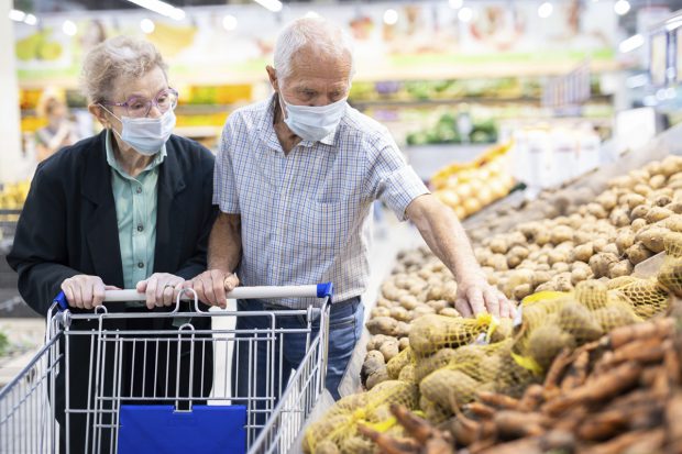 Coșurile de cumpărături ar putea fi interzise în supermarketurile din București