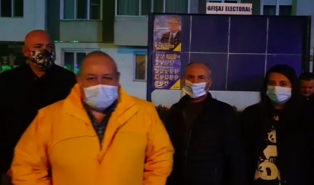 La cinci ore după ce Iohannis și Orban cereau restricții pe timp de noapte, liberalii din teritoriu ieșeau la afișe și la fotografii
