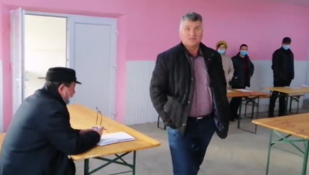 VIDEO | Un fost primar l-a lovit pe fiul unui consilier, deoarece înregistra ședința. „Te calc în picioare dacă mă mai filmezi!”